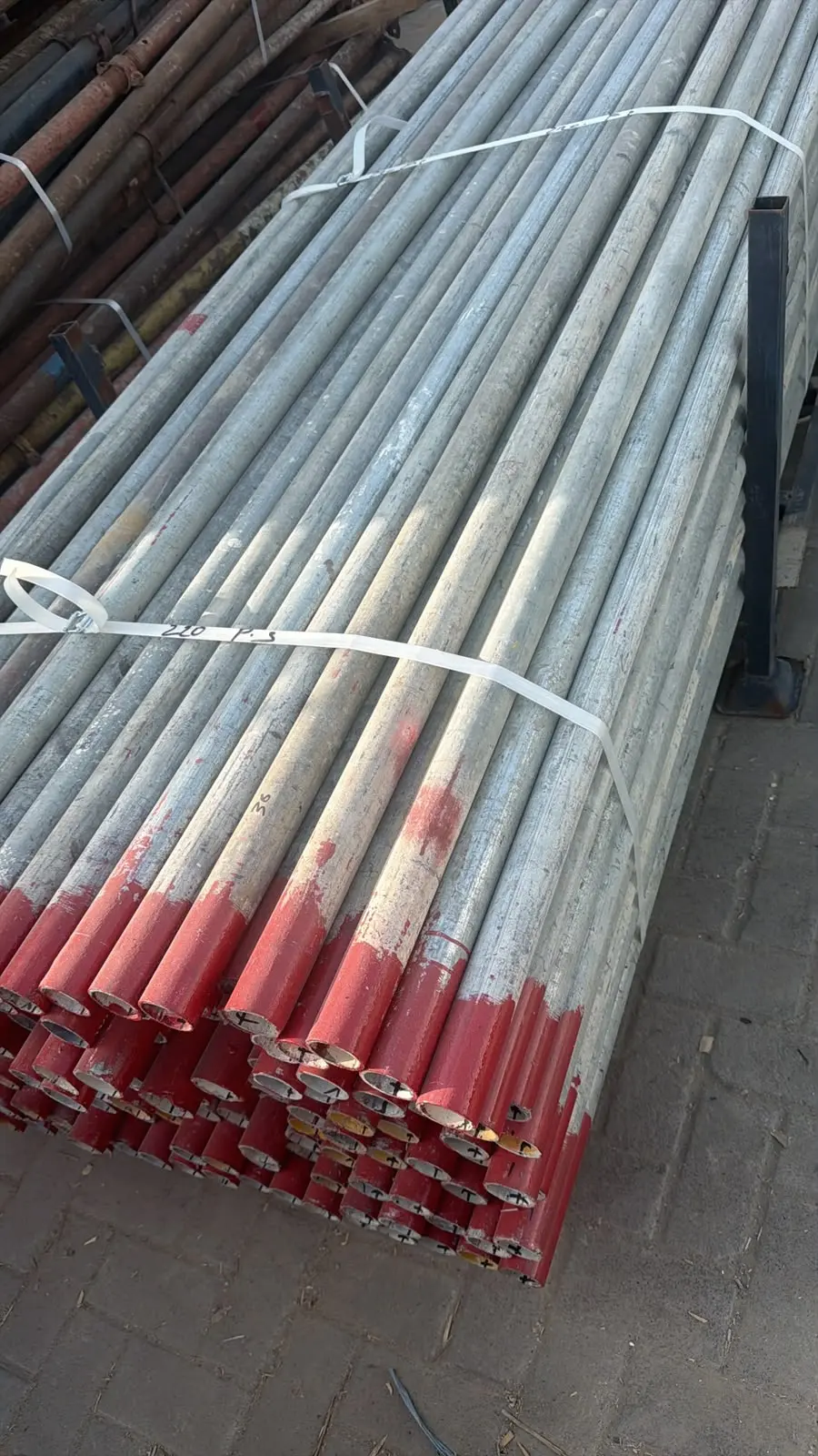 Bundled scaffolding tubes with painted ends