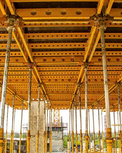 Slab formwork deck supported by steel props