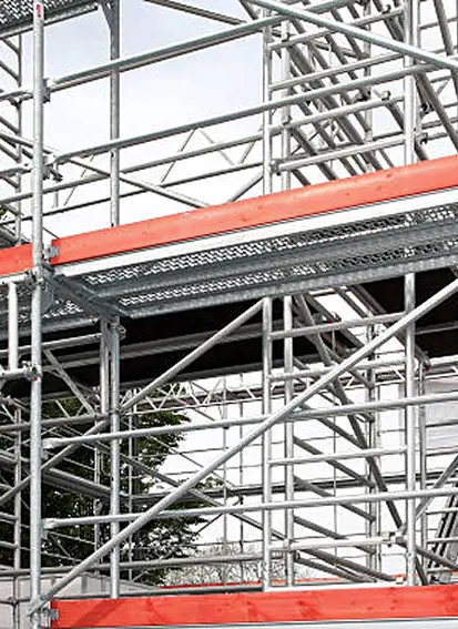 Frame scaffolding with working platforms on a facade