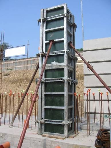 Slab formwork deck supported by steel props